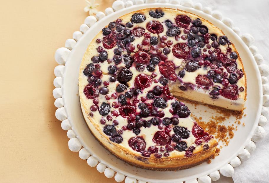 Sommerlicher Käsekuchen mit Beeren