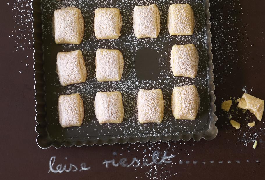 Weihnachtliche Marzipankissen mit Puderzucker