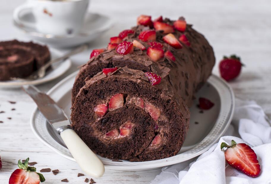 Schoko-Erdbeer-Biskuitrolle