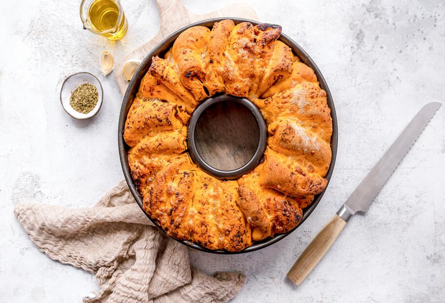 Das fluffigste Faltenbrot Tomate-Mozzarella