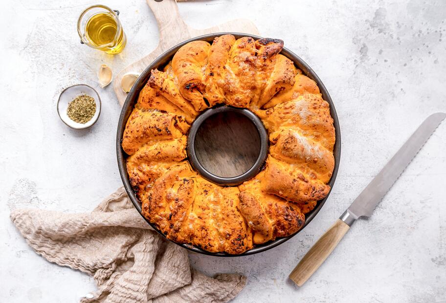 Das fluffigste Faltenbrot Tomate-Mozzarella