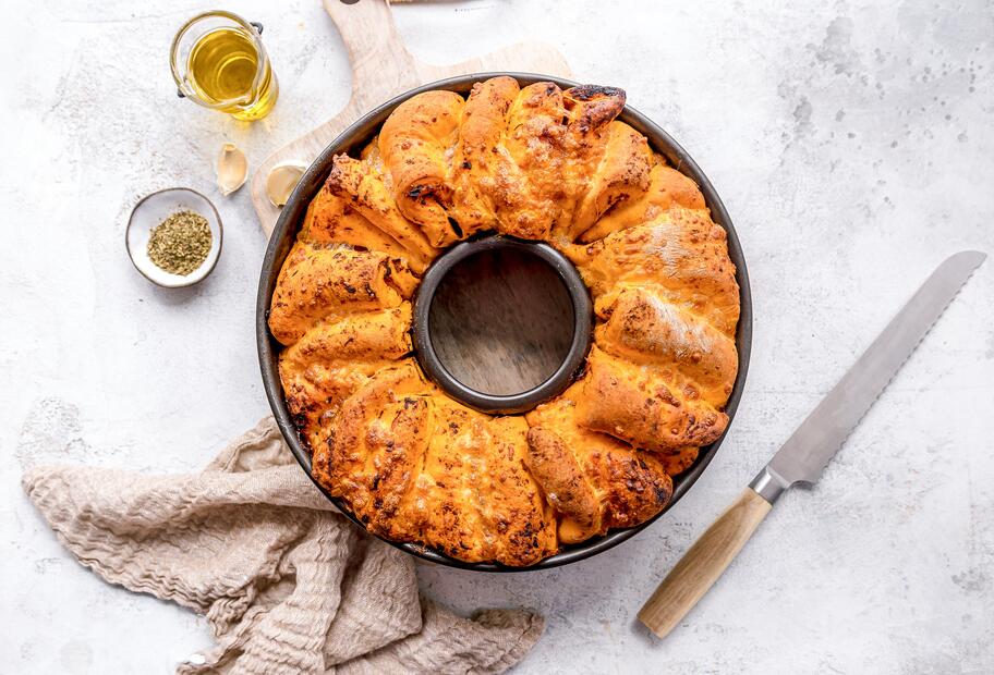 Das fluffigste Faltenbrot Tomate-Mozzarella