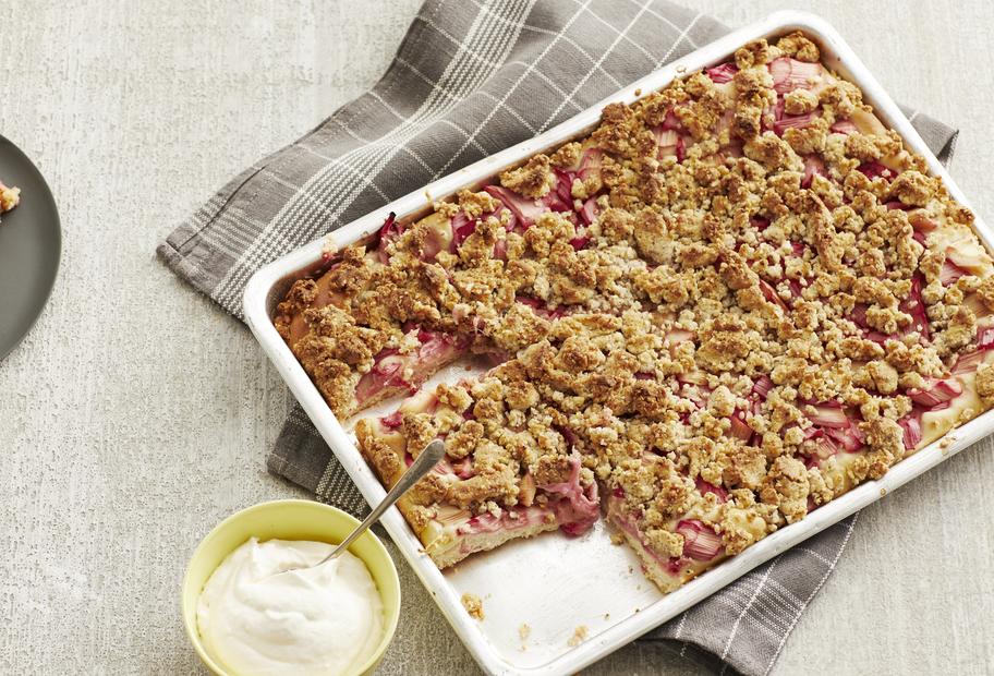 Schneller Rhabarber-Streuselkuchen vom Blech