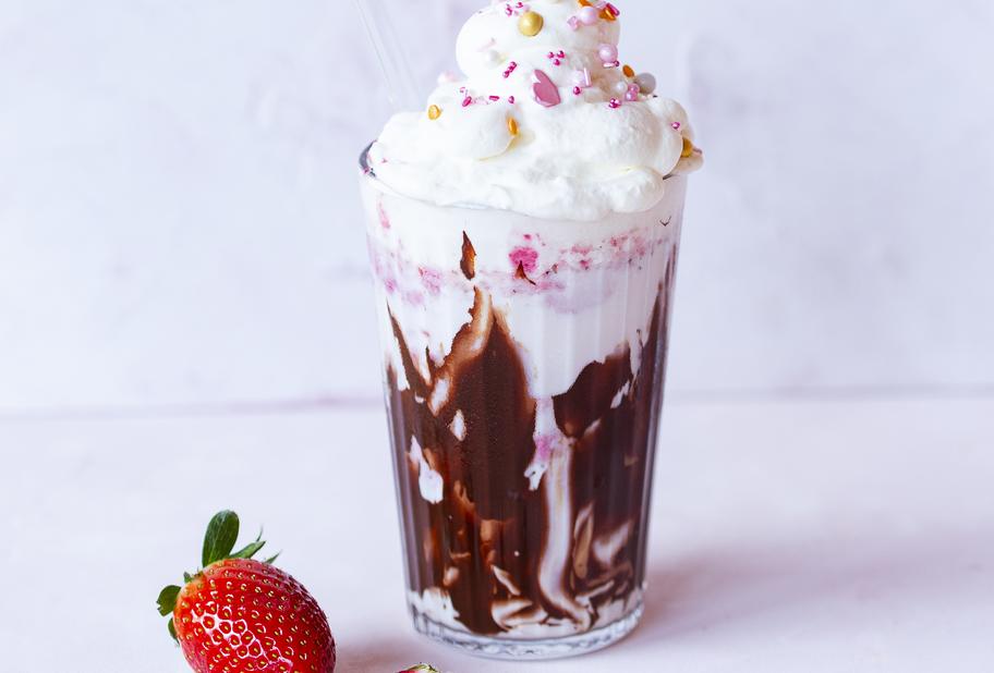 Cremiger Eis-Milchshake mit weißer Schokolade