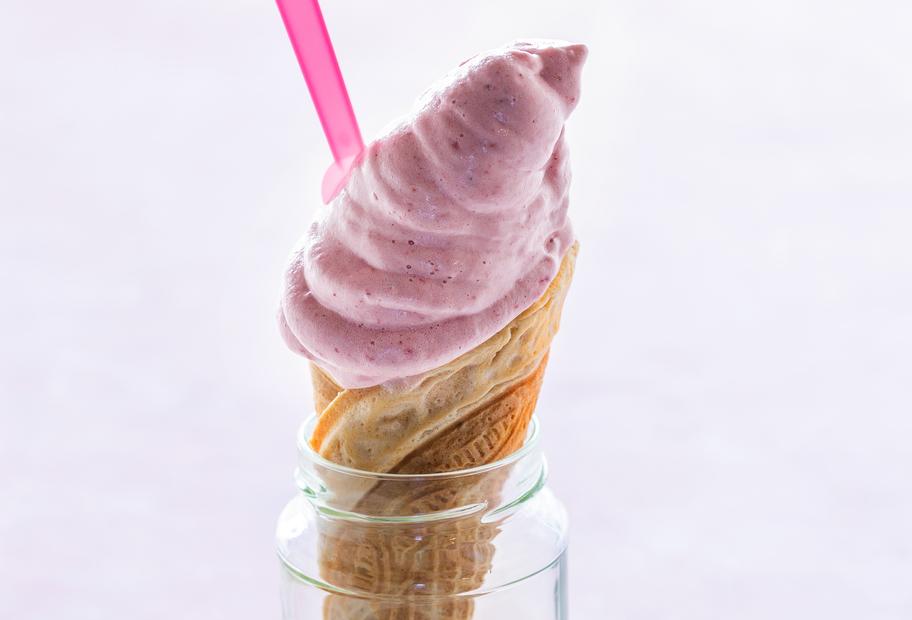 Blitzschnelles Erdbeer-Softeis mit Minze