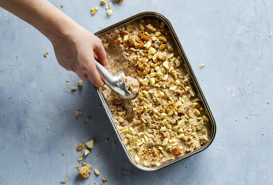 Bananeneis mit Schokolade und Nüssen