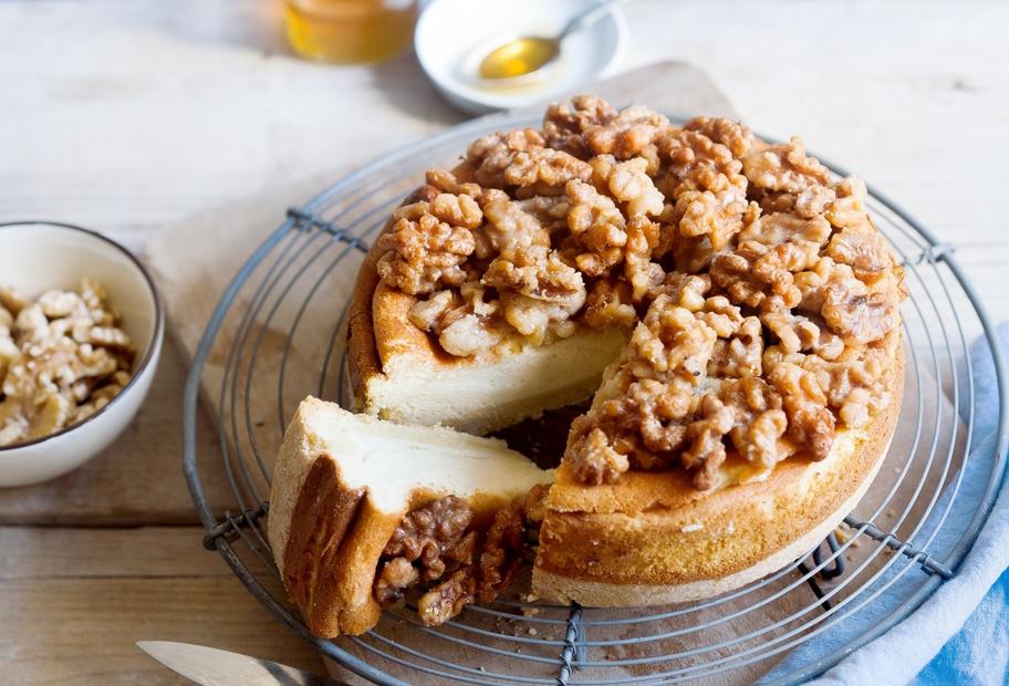 Käsekuchen mit Walnusshaube
