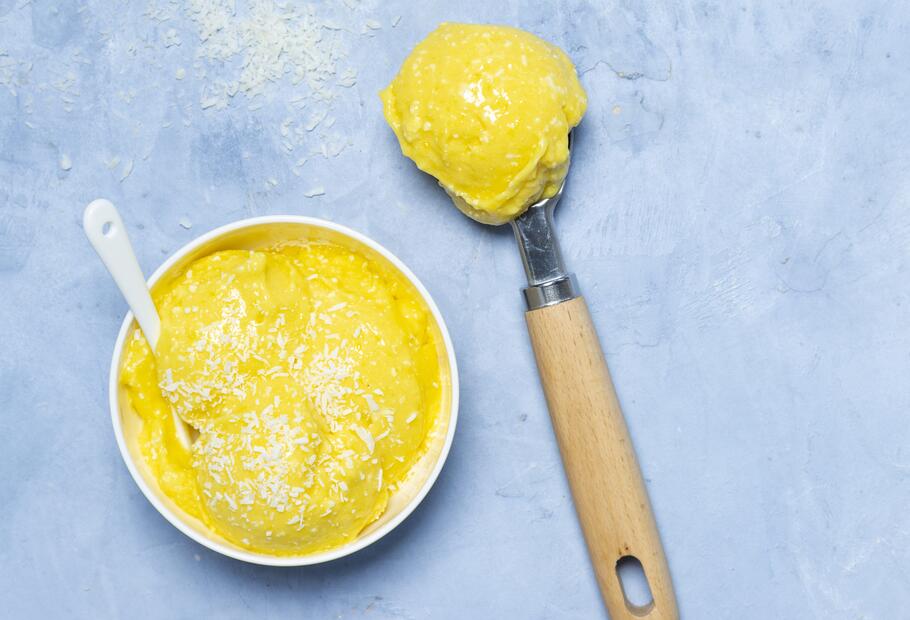 Mango-Kokos-Eis mit weißer Schokolade