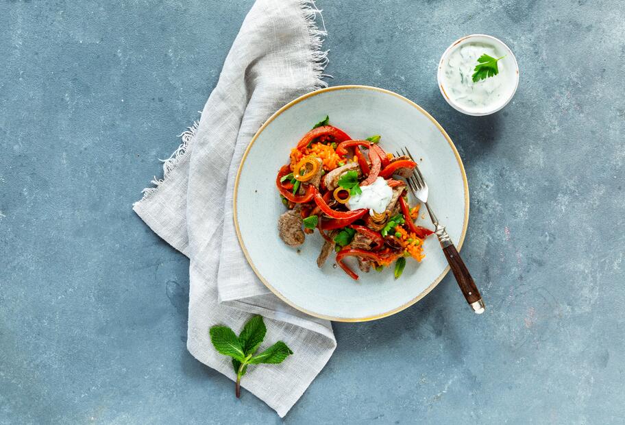 Rinderstreifen mit Paprika, rotem Reis und Kräuterdip