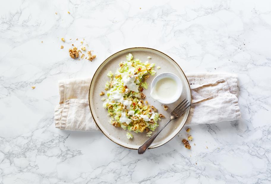 Spitzkohlsalat mit Apfel und Nüssen