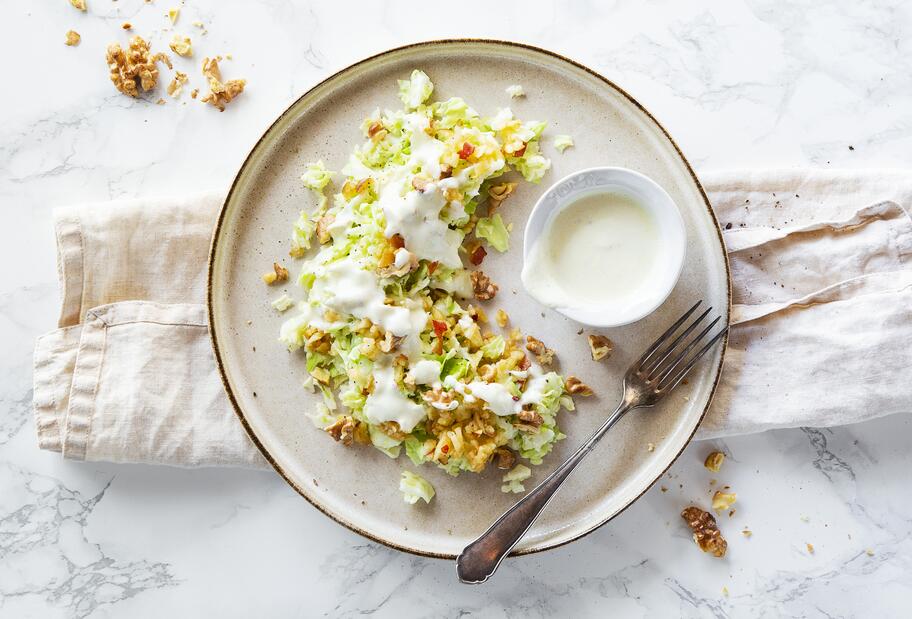 Spitzkohlsalat mit Apfel und Nüssen