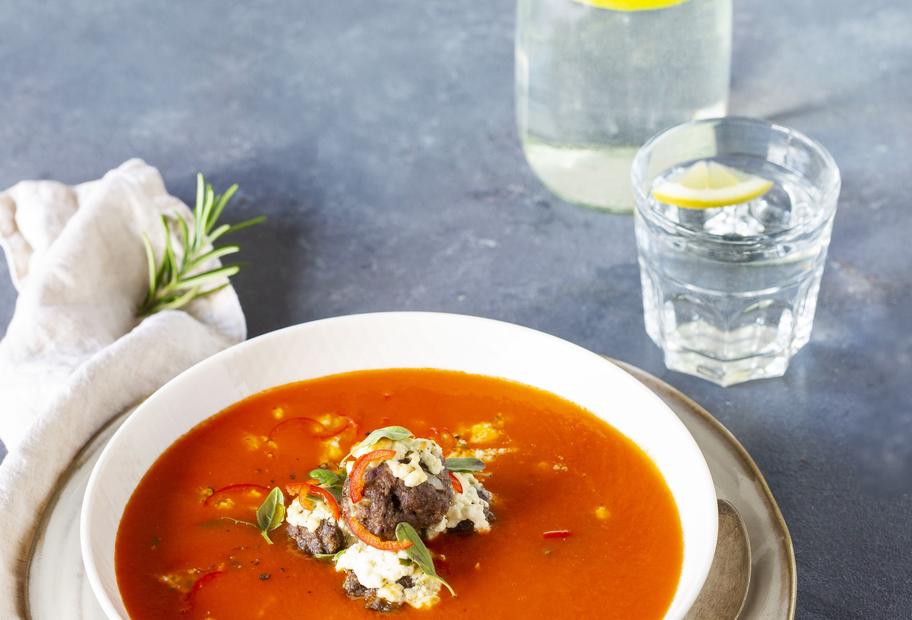 Spitzpaprikasuppe mit Hackbällchen