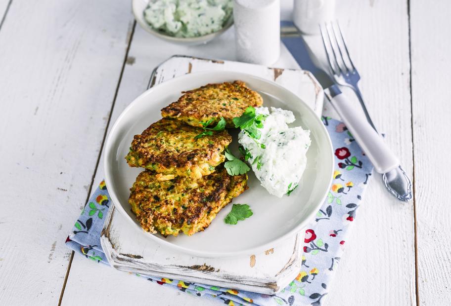 Zucchini-Karotten-Puffer mit Schafskäsedip