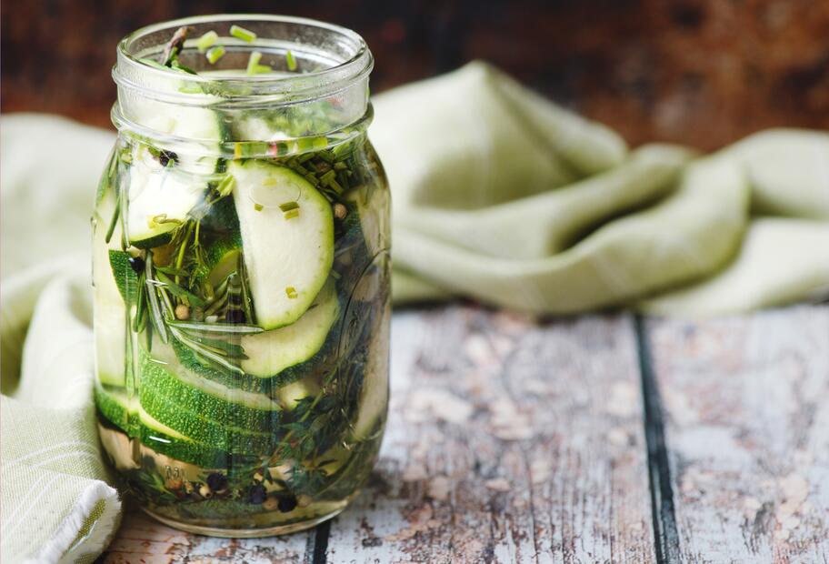 Eingelegte Zucchini in Kräutermarinade