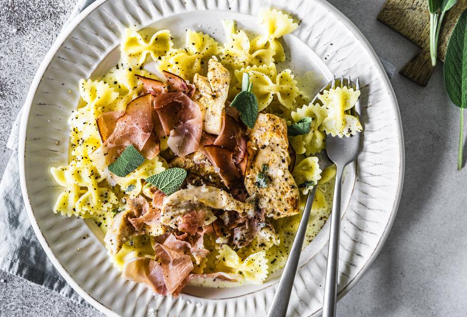 Farfalle mit Saltimbocca-Soße und Hähnchenstreifen