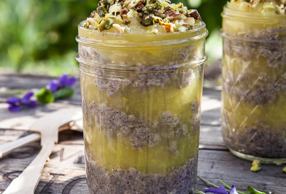 Mohn-Zitronen-Milchreis „to go“ mit Apfelkompott und Mandeln