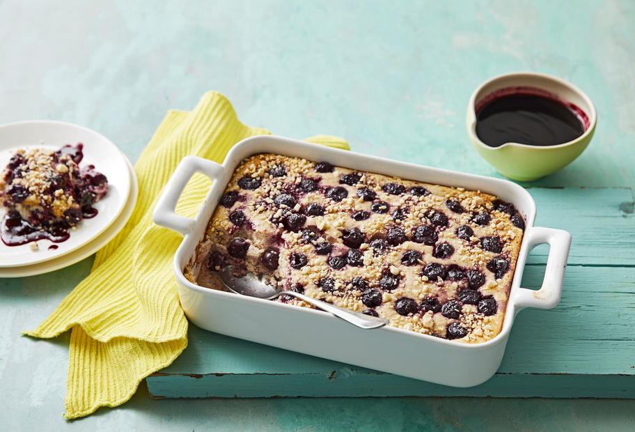 Süßer Auflauf mit Quark und Kirschen