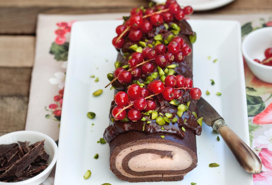 Schokoladenrolle mit Johannisbeeren