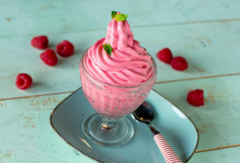 Mega cremiges Himbeer-Softeis