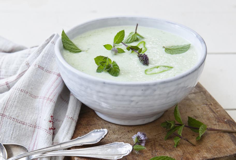 Kalte Gurkensuppe mit griechischem Joghurt