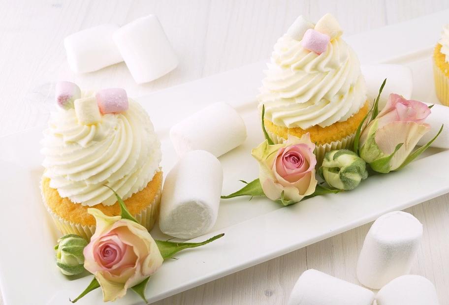 Zitronen-Cupcakes mit Frischkäse-Frosting