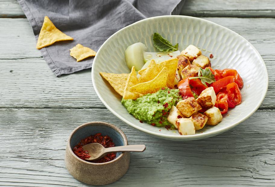 Erbsen-Guacamole mit gebratenen scharfen Halloumi-Würfeln