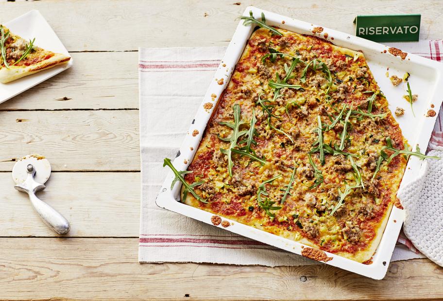 Pizza mit Zucchini und Fenchelhack