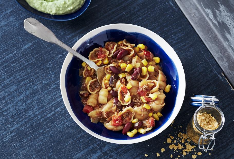 Bohnen-Nudel-Topf mit Avocado-Dip