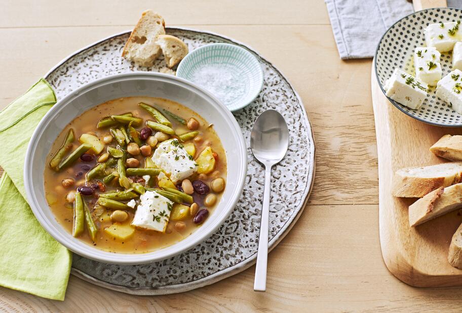 Gesunder Bohneneintopf mit Feta
