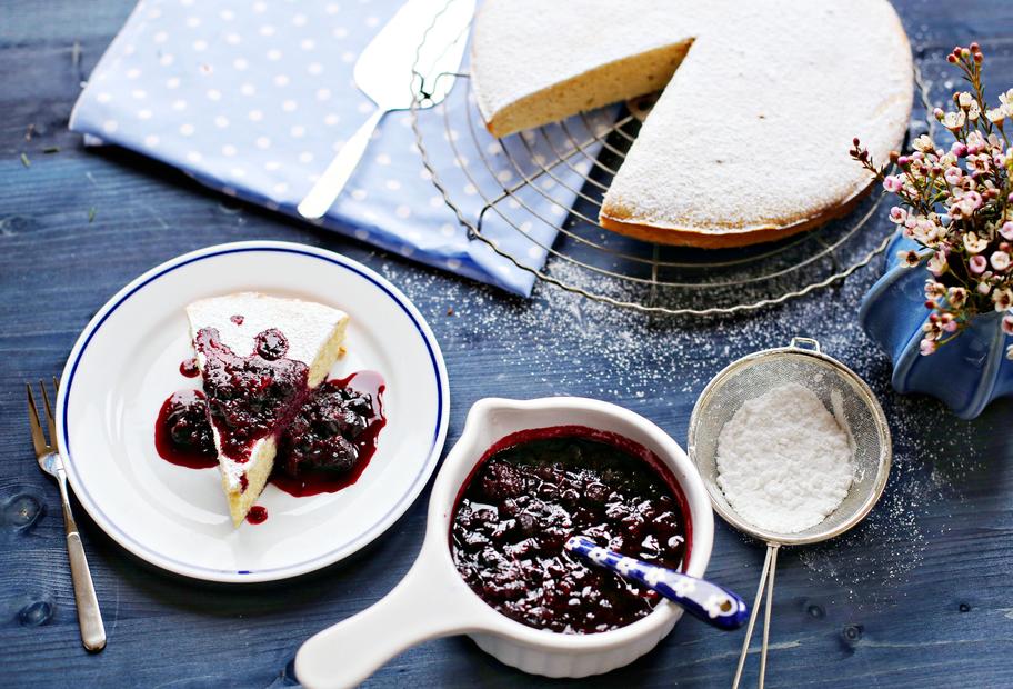 Ricottakuchen mit Beerensoße