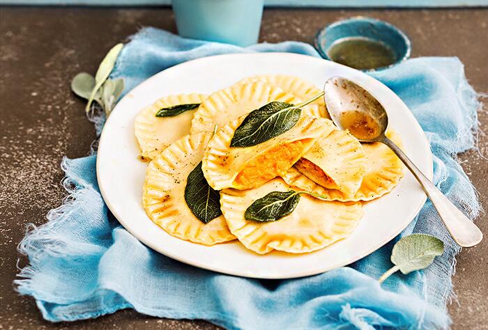 Kürbis-Ravioli in Salbeibutter aus dem Thermomix® | ZAUBERTOPF