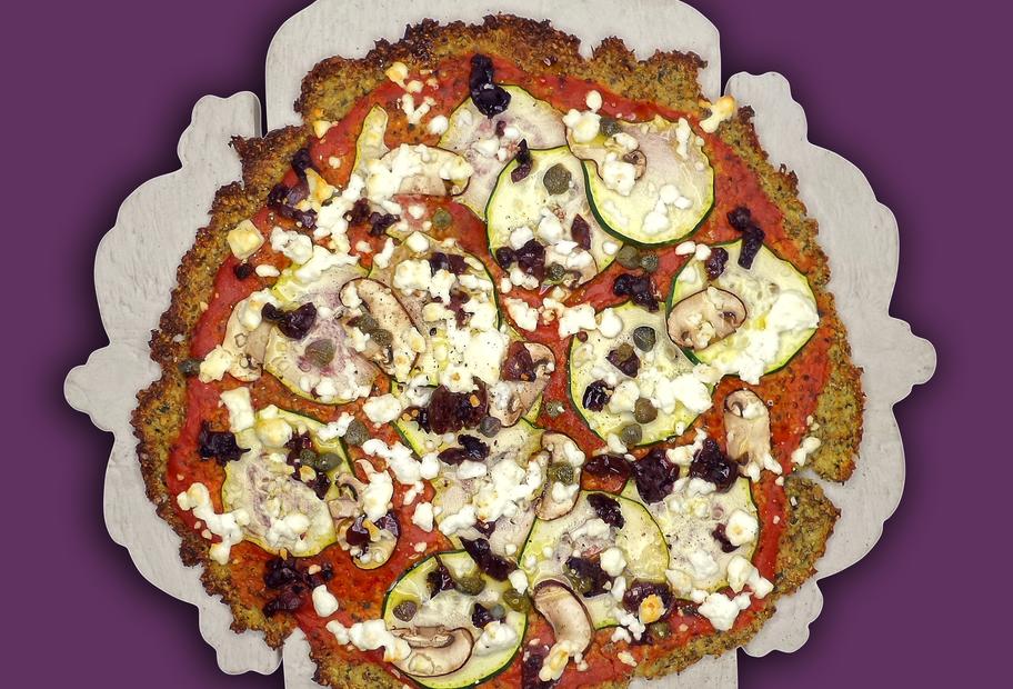 Low-Carb-Pizza mit Zucchini und Pilzen