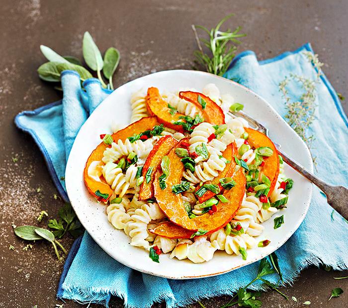 Nudeln mit Kürbisspalten und Käse