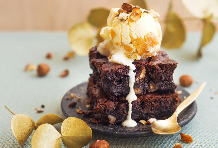 Haselnussbrownies mit Apfel-Zimt-Eis
