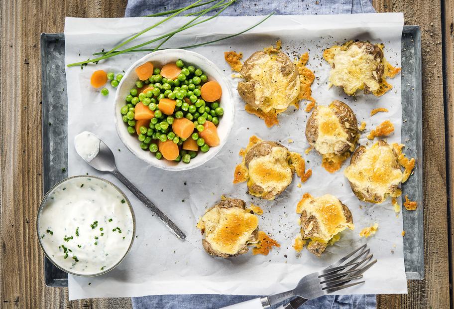 Smashed Potatoes mit Gemüse und Kräuterquark