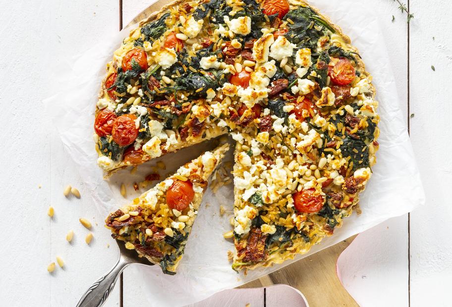 Vollkornreis-Quiche mit Spinat, Feta und Tomaten