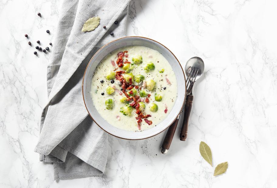 Herbst-Pot mit Rosenkohl, Birne und Speck