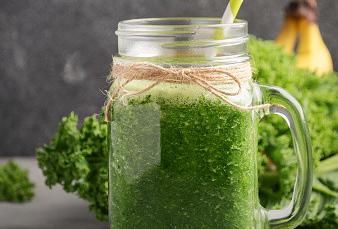 Grüner Basis-Smoothie mit Banane