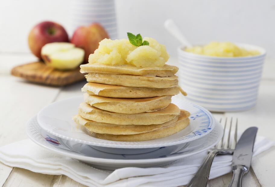 Fluffige Hafer-Pancakes mit Apfelmus