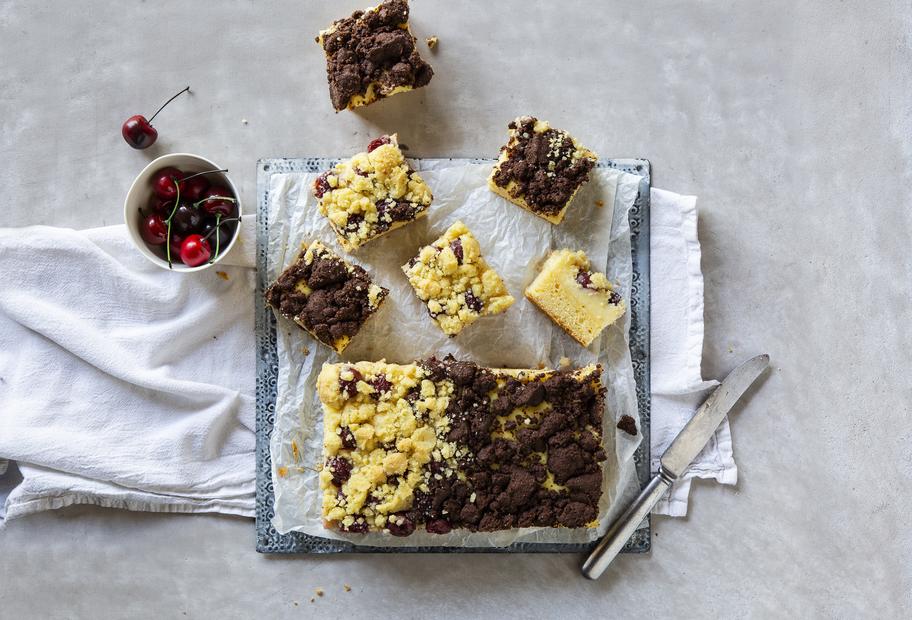 Kirsch-Pudding-Kuchen mit Schokostreuseln