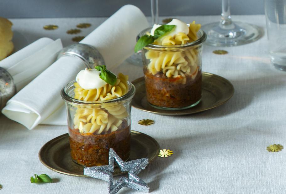 Mini-Lasagne mit Crème fraîche im Glas