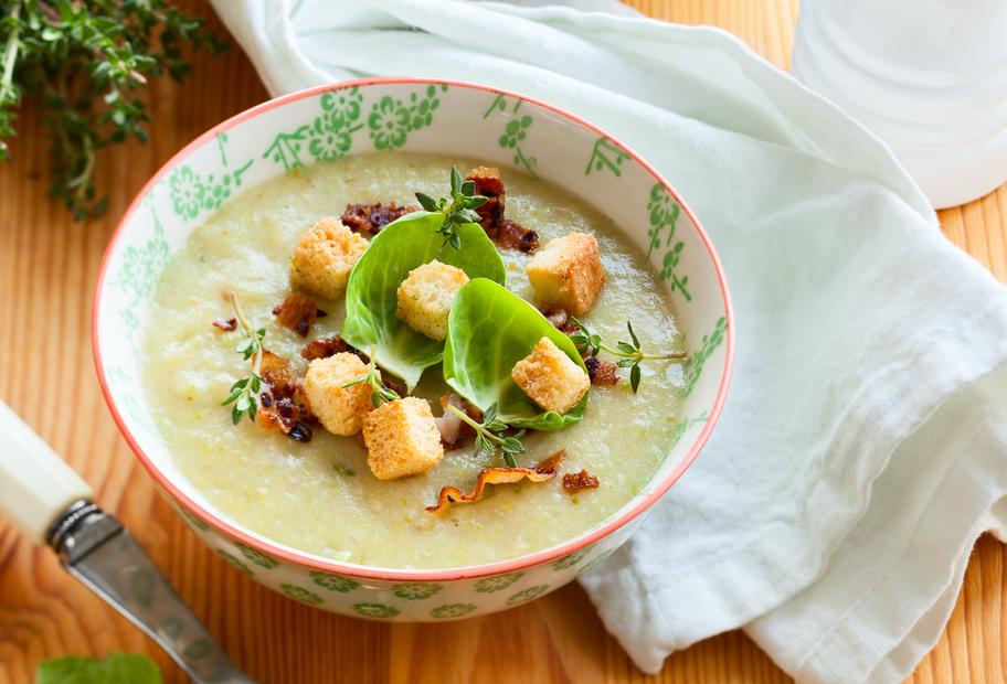 Cremige Rosenkohlsuppe mit Speck und Croûtons