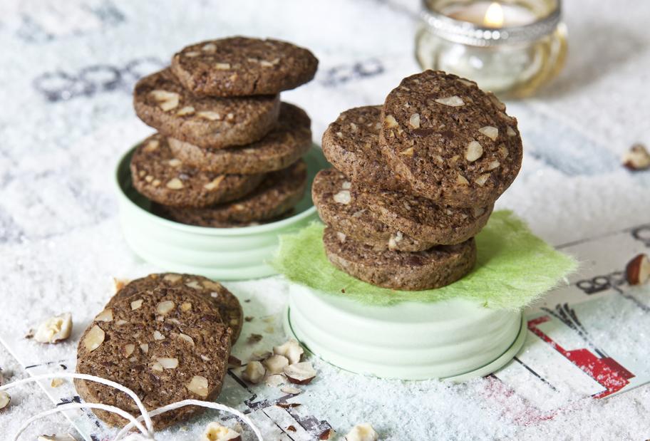 Knusprige Mokka-Nuss-Taler mit Schokolade