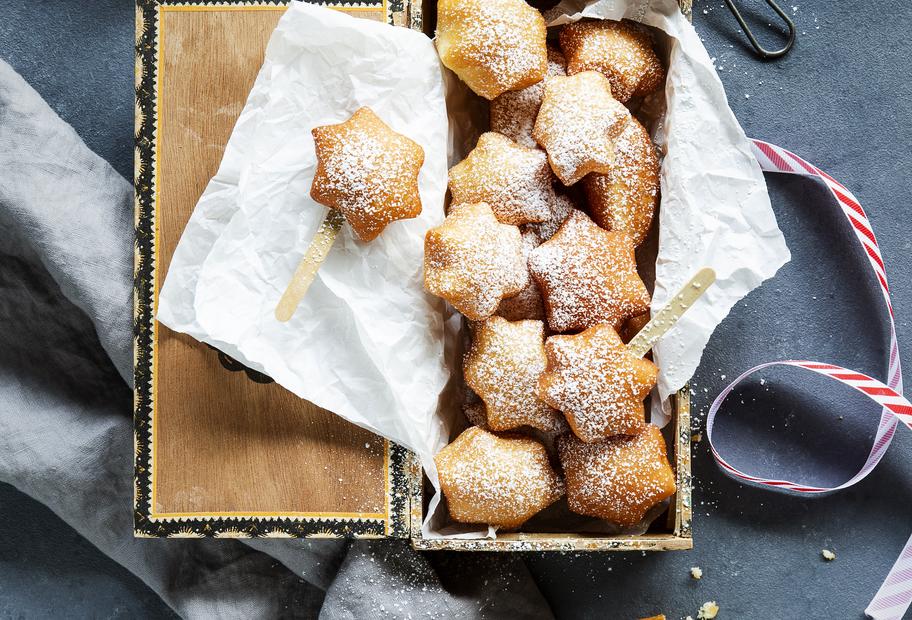 Weihnachtliche Schmalzkuchensterne am Stiel