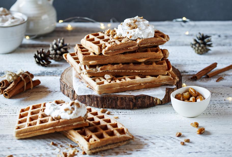 Fluffige Weihnachtswaffeln mit Zimtsahne