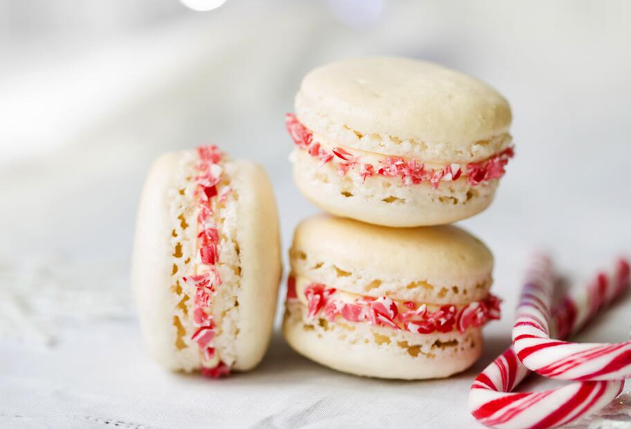 Mandel-Macarons mit Zuckerstangenstaub