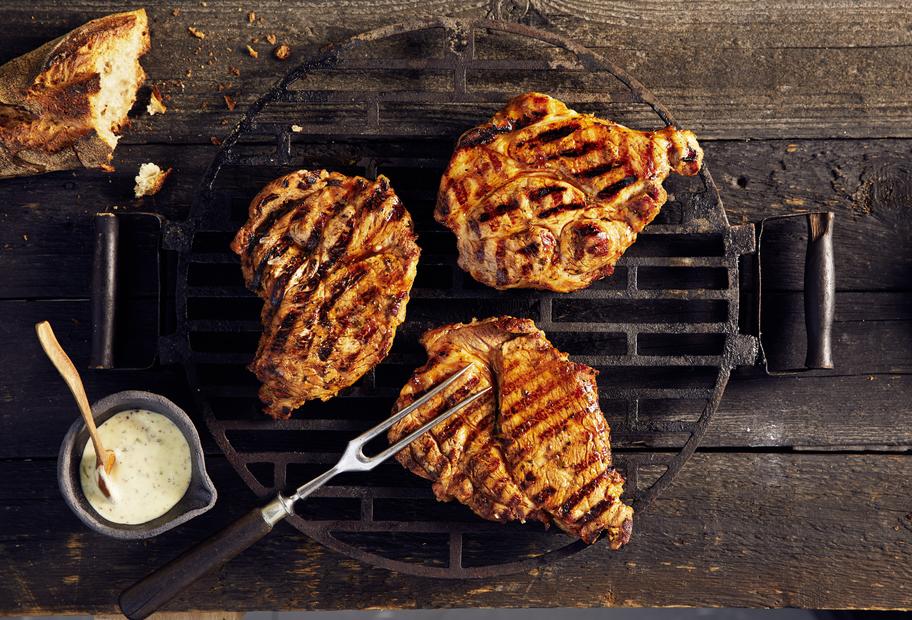 Marinierte Schweinenackensteaks mit Senf-Mayonnaise