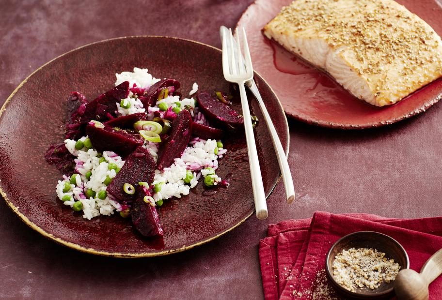 Erbsen-Reissalat mit Roter Bete und Koriander-Lachs