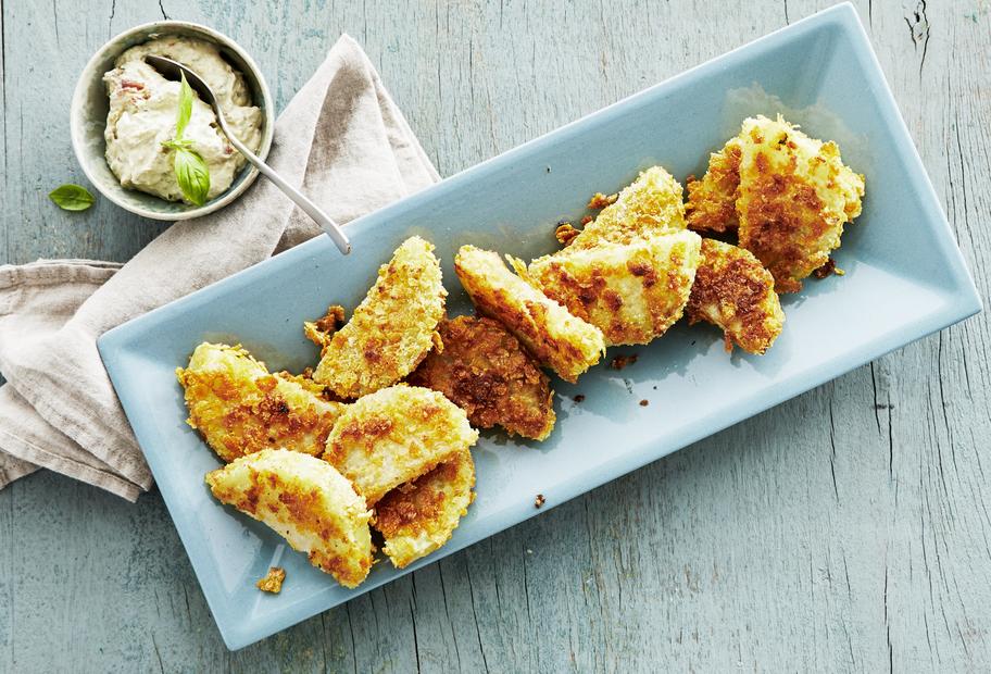 Knusprig panierte Kohlrabi-Schnitzel mit Basilikumquark