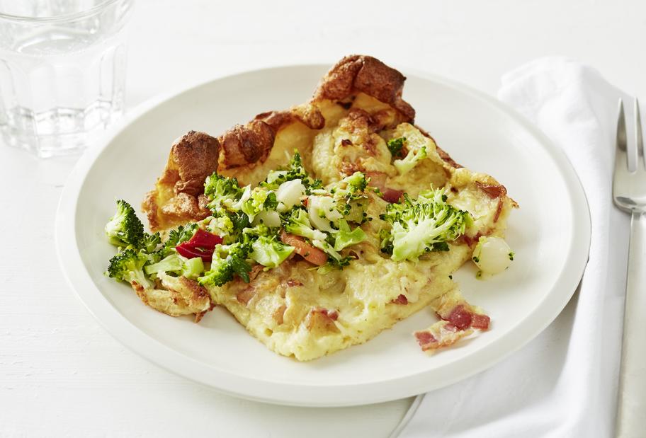 Ofenpfannkuchen mit Speck und Brokkolisalat